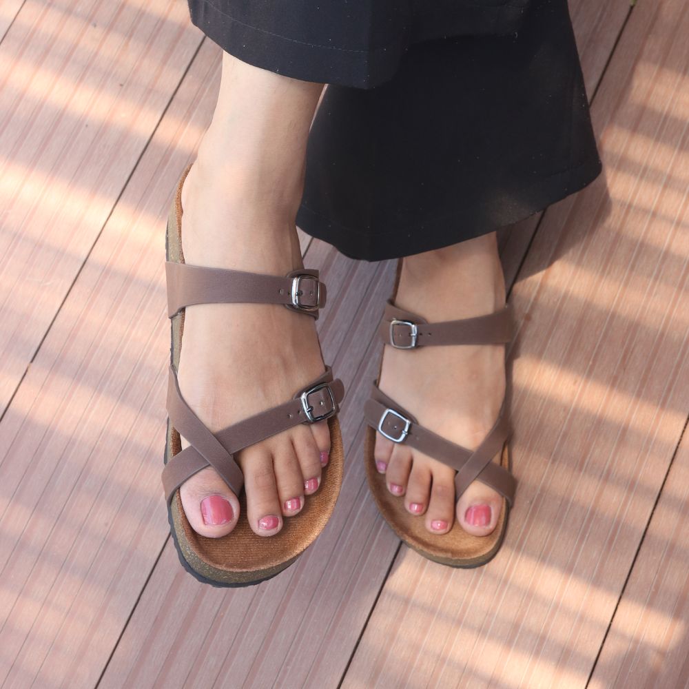 Women’s Toe Ring Sandals in Brown