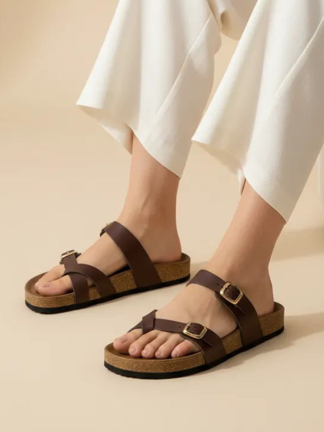 Women’s Toe Ring Sandals in Brown