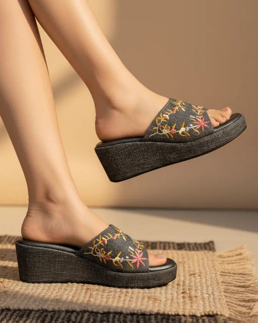 Women wedge Sandals in Black